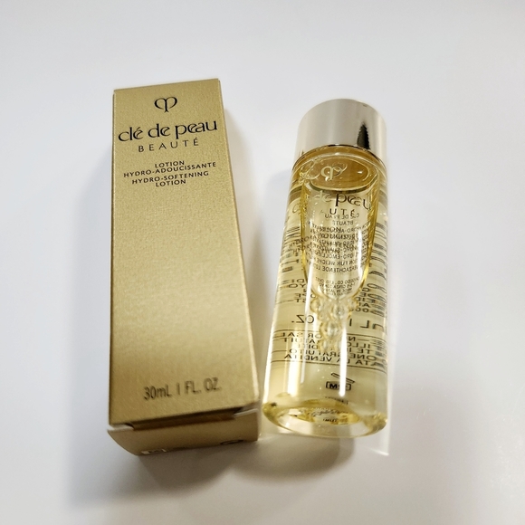 Cle de Peau Essentials Travel Set - Picture 3 of 4